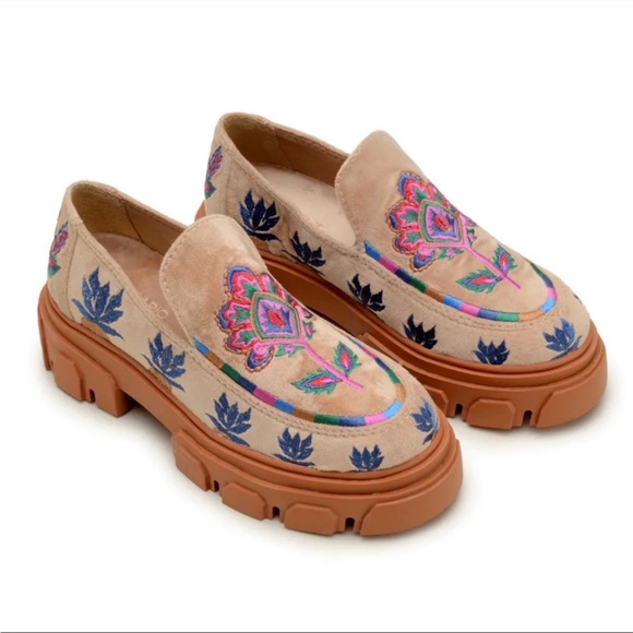 FARM Rio Shoes - NWOT Farm Rio Beige Embroidered Lug Sole Slip On Loafer SZ 6